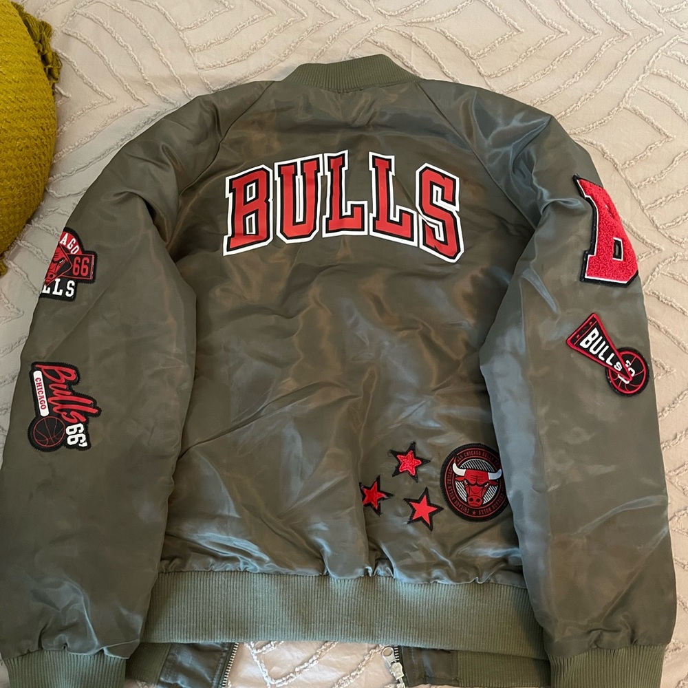 Chicago bulls bomber jacket